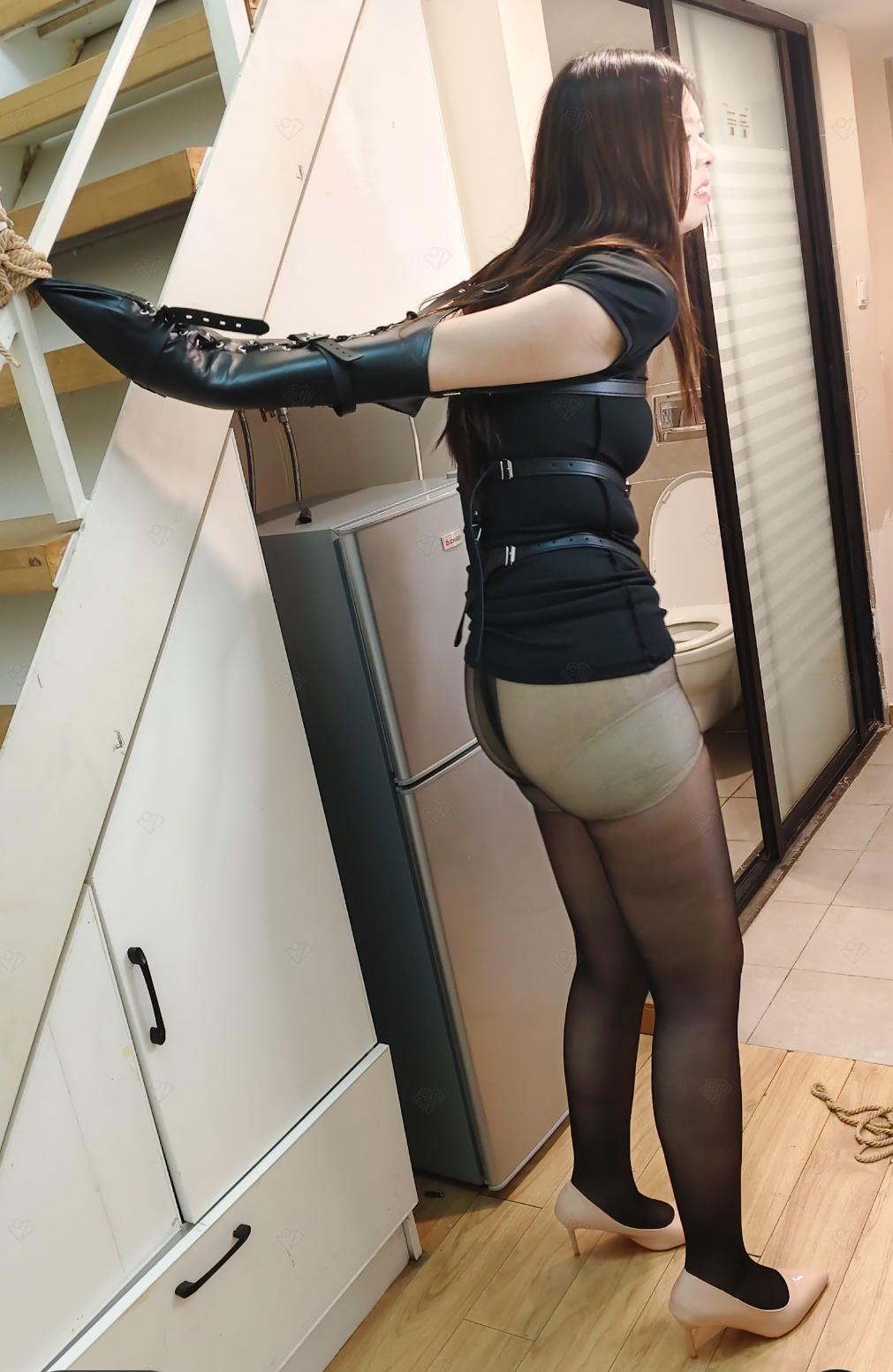 180大高个美女体验皮具紧缚-5