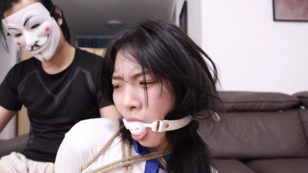 得意客工作室定制剧情片—《直播劫难》下集 女老板被助手胁迫继续直播 M字开腿展示各类堵嘴道具 最后被迷晕装箱-7