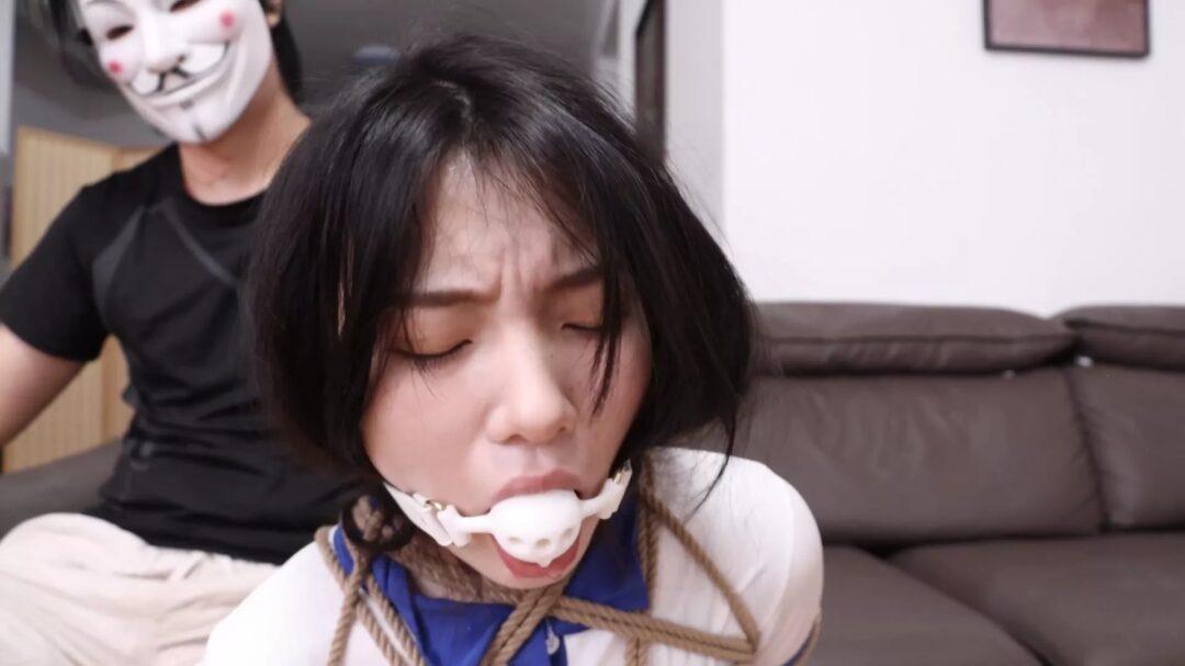 得意客工作室定制剧情片—《直播劫难》下集 女老板被助手胁迫继续直播 M字开腿展示各类堵嘴道具 最后被迷晕装箱-8