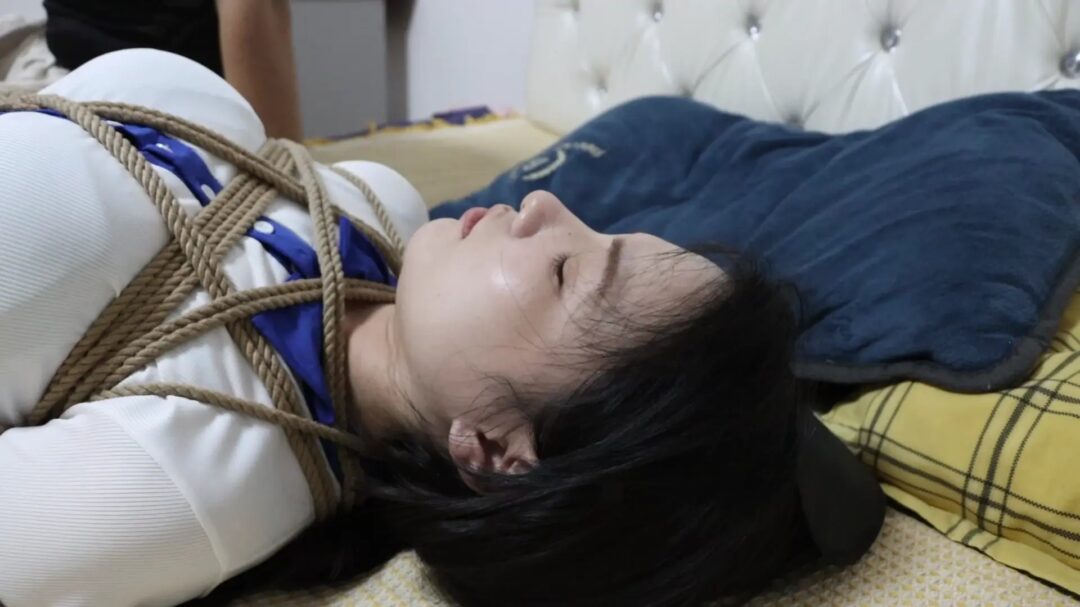 得意客工作室定制剧情片—《直播劫难》下集 女老板被助手胁迫继续直播 M字开腿展示各类堵嘴道具 最后被迷晕装箱-2
