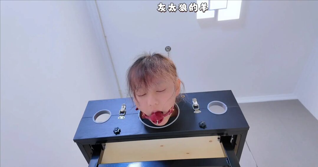 【灰太狼的羊】粉衣少女被高位悬挂吊缚，大口径口球堵嘴呻吟、口水直流，再被紧紧捆绑驷马TK调教-6