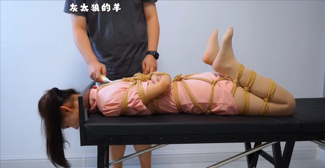 【灰太狼的羊】粉衣少女被高位悬挂吊缚，大口径口球堵嘴呻吟、口水直流，再被紧紧捆绑驷马TK调教-1