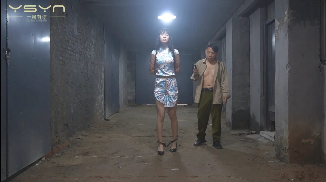 【永不背叛】高个漂亮女孩驷马囚禁堵嘴蒙眼刑房老虎凳刮打挠玩脚心牢房又被驷马挣扎-10