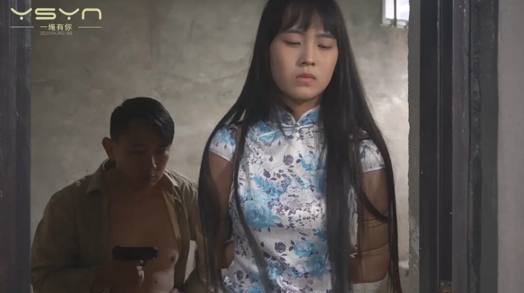 【永不背叛】高个漂亮女孩驷马囚禁堵嘴蒙眼刑房老虎凳刮打挠玩脚心牢房又被驷马挣扎-9