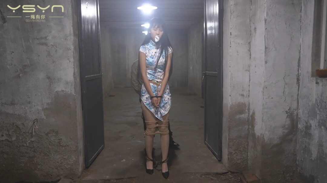 【永不背叛】高个漂亮女孩驷马囚禁堵嘴蒙眼刑房老虎凳刮打挠玩脚心牢房又被驷马挣扎-6