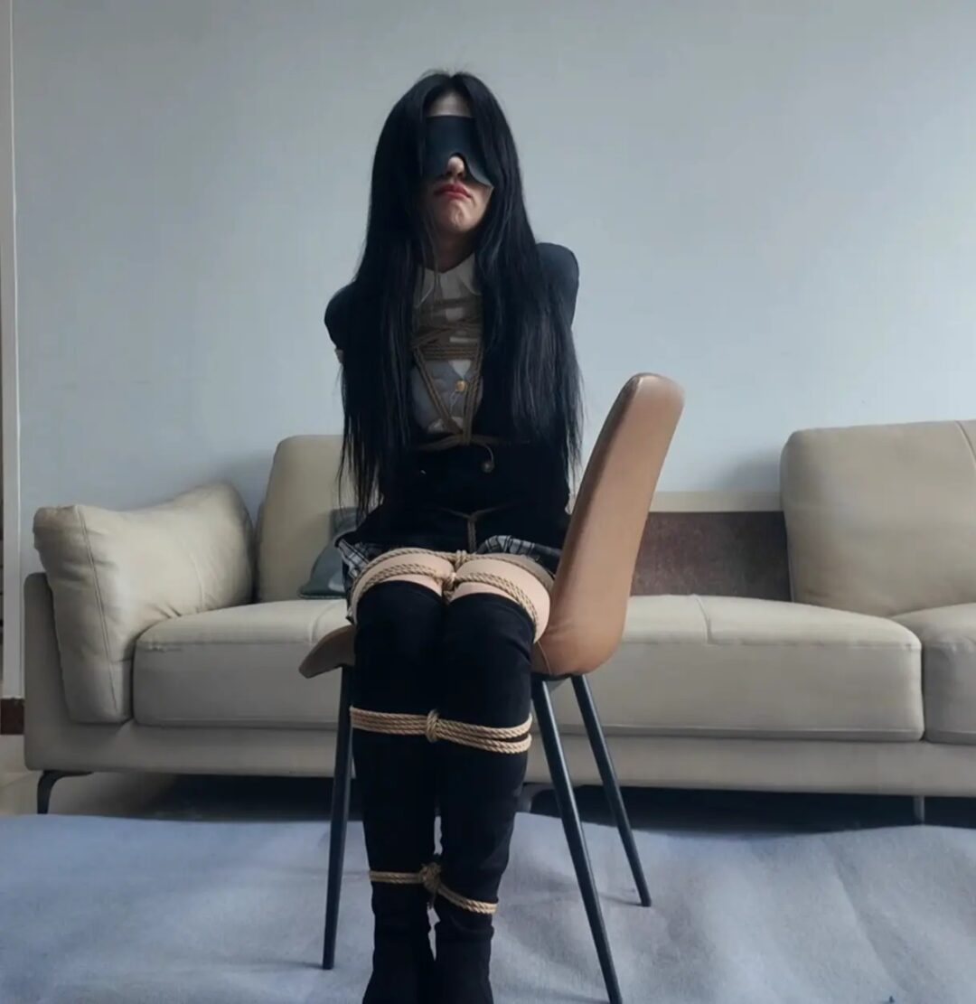 【集梦订拍】 大胸小姐姐两个姿势捆绑放置，体验口球和电击-3