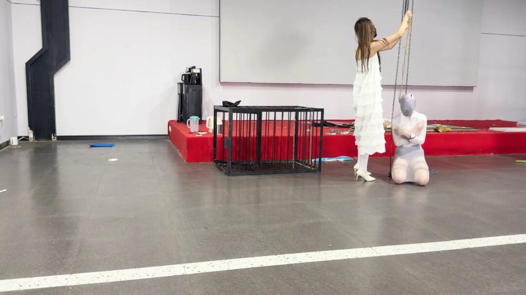 无人之境-自缚解压被老板抓包的女职员-9