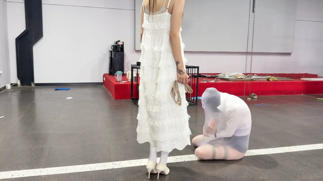 无人之境-自缚解压被老板抓包的女职员-8