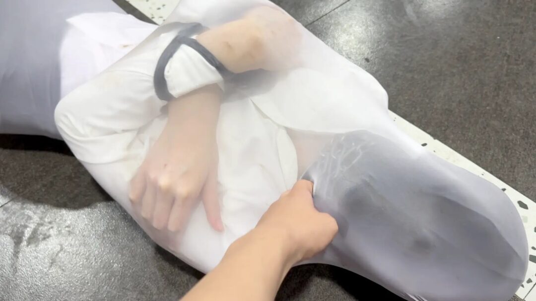 无人之境-自缚解压被老板抓包的女职员-7