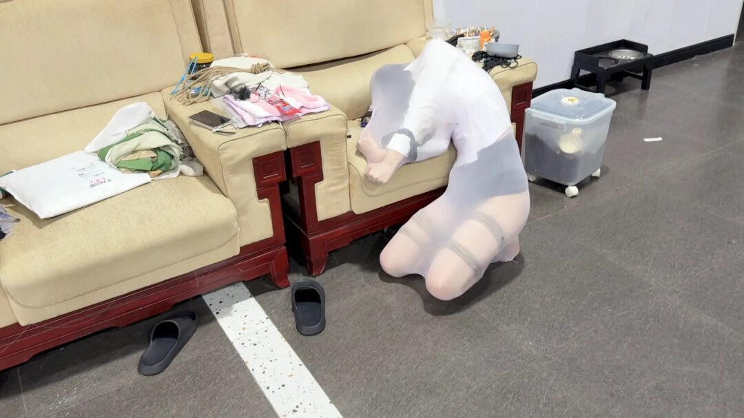 无人之境-自缚解压被老板抓包的女职员-6