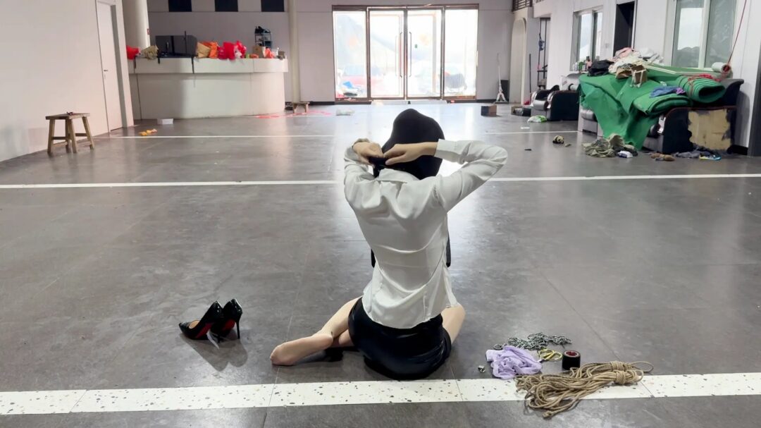 无人之境-自缚解压被老板抓包的女职员-3
