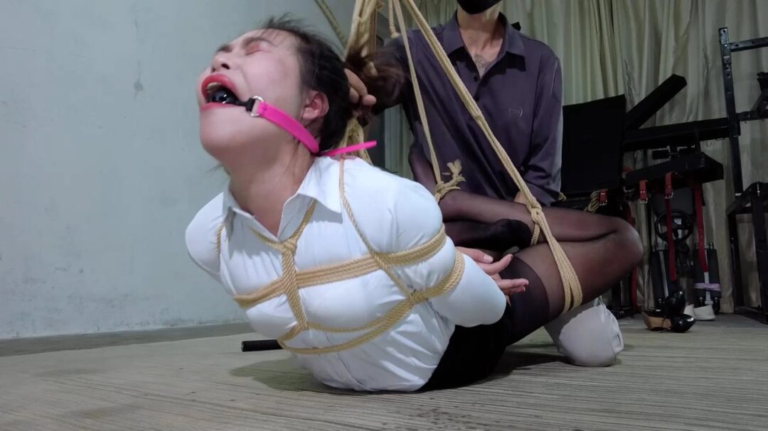 《挑战极限》今天就让我们来看看玲子的驷马极限能到何等程度！悬空极限驷马吊起极限忍耐到崩溃歇斯底里喊叫！-1