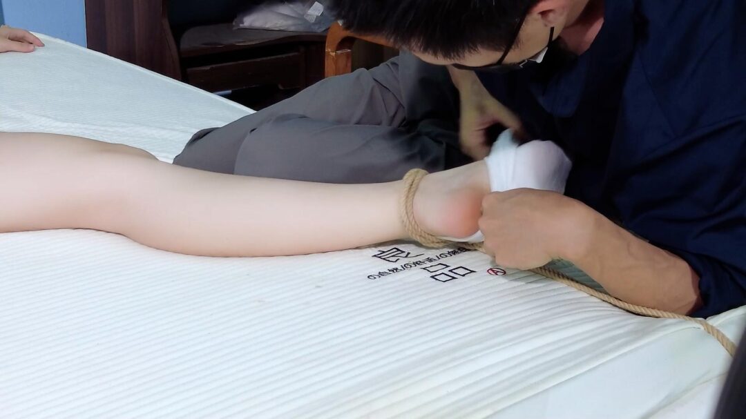《哥哥的甜心妹妹》捆绑在床上疯狂的全身挠痒鞭打惩罚！超级怕痒的甜心妹妹被挠到一口差点上不来！简直痒到让她怀疑人生疯狂求饶！-2