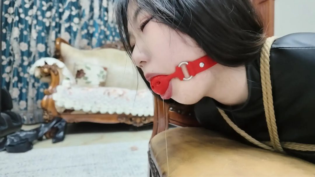 《尤物收藏夹·慕瑶·当00后成为特工》【包臀长靴】【波点丝足】【被俘拷问】【装笼逃脱】-8