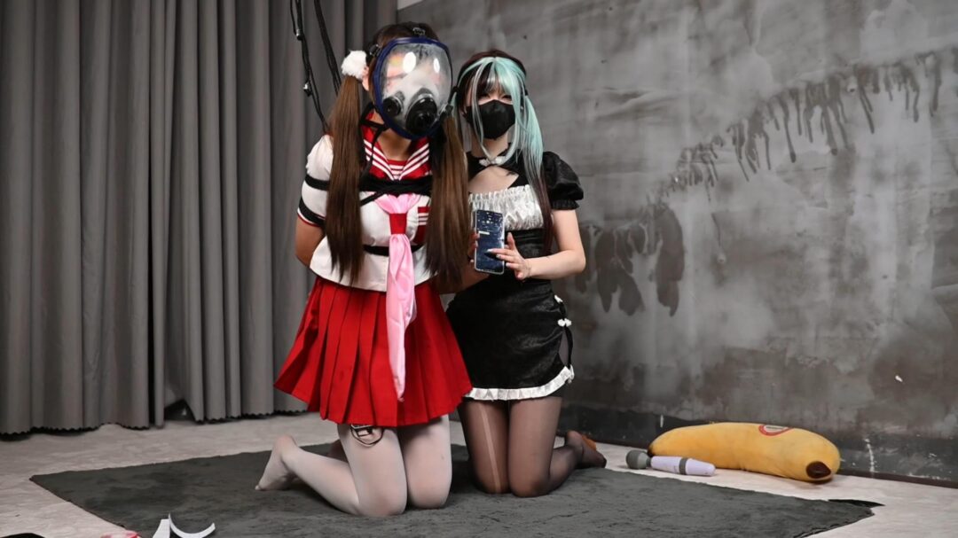 【绳欲club】新模特小月首次出镜 红色水手服 丝袜塞嘴 超多口水打湿胶带 双人游戏 防毒面具放置-3