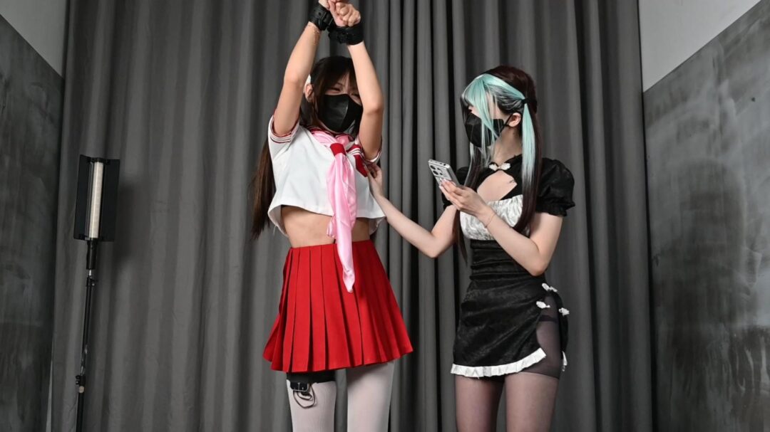 【绳欲club】新模特小月首次出镜 红色水手服 丝袜塞嘴 超多口水打湿胶带 双人游戏 防毒面具放置-1