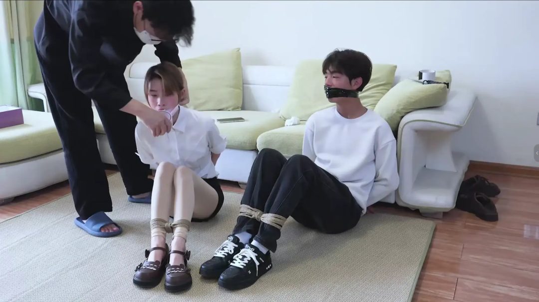男女双人逃脱-原味、丝袜堵嘴-1