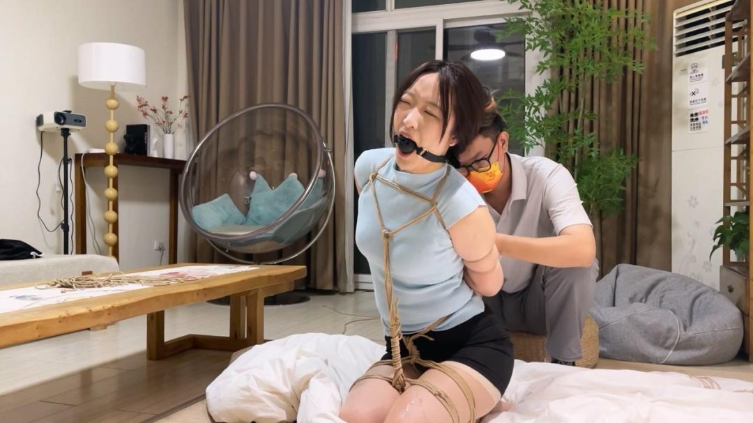 奥特曼定拍：小熊五花跪缚放置 含着柠檬带口球-7