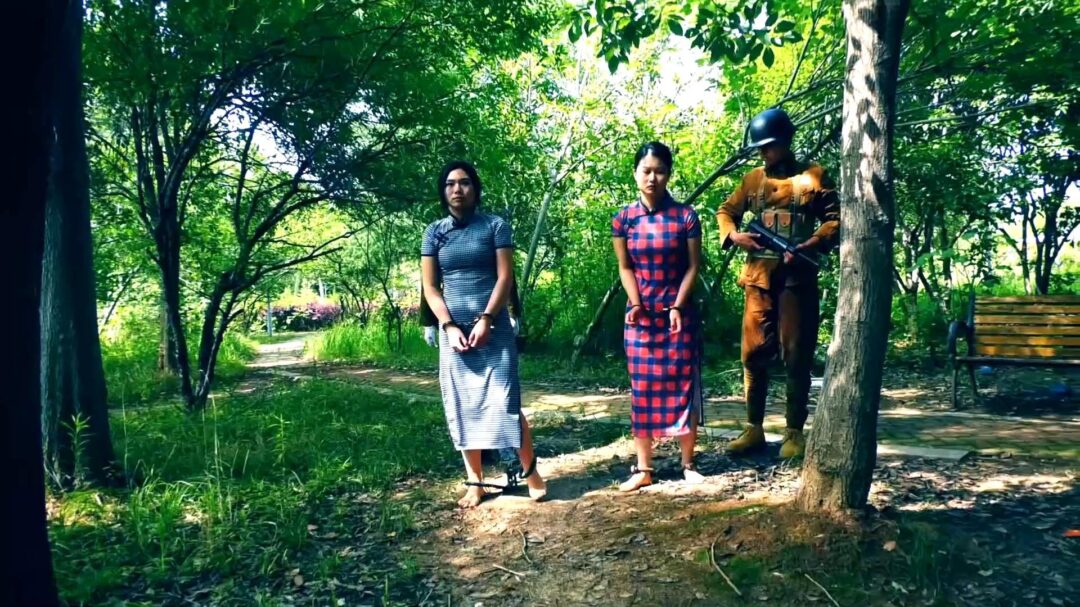 定拍转公映《潜伏的蝴蝶》下集 卧底打晕女特务逃跑未遂被女特务驷马吊缚在空中折磨后被押赴刑场英勇就义-13