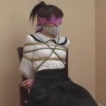 束缚在椅子上的身影