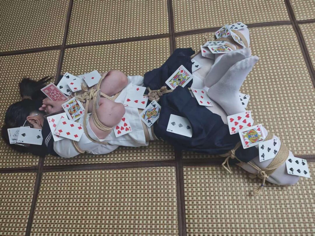 JK白丝女孩玩扑克遇到老千-1