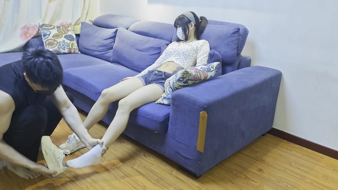【念念】被报复的女记者念念 运动鞋白袜 昏迷扛抱 脱鞋袜玩弄裸足 装柜-7