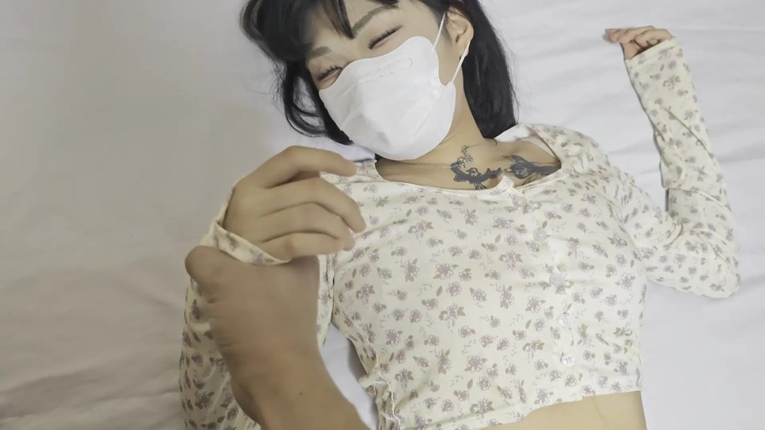 【念念】被报复的女记者念念 运动鞋白袜 昏迷扛抱 脱鞋袜玩弄裸足 装柜-6