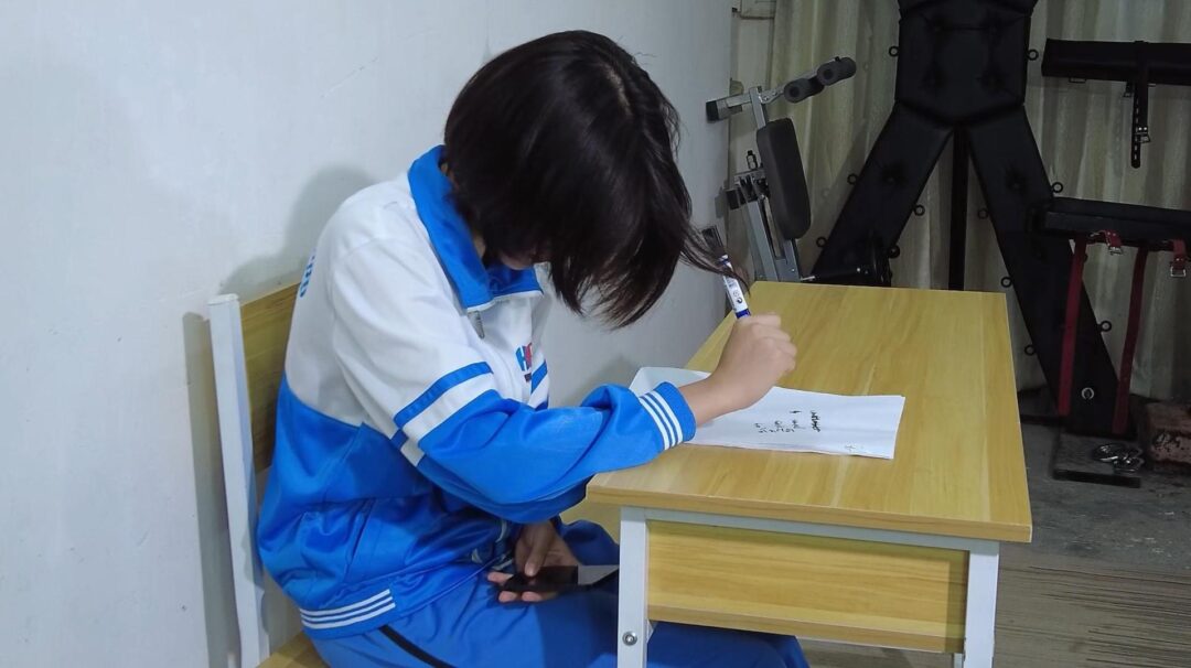 18岁颜值在线的在校艺术生樱子暑期回归首发！校服库里丝加那害羞难受的小表情真是禁欲感十足-3