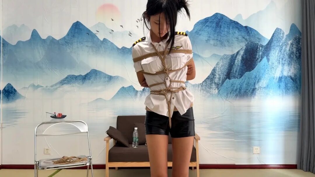小姑娘单腿吊,驷马，大闸蟹三种不同姿势被缚同时捞脚心-5