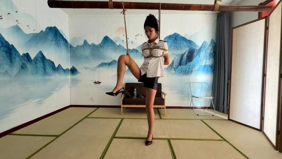 小姑娘单腿吊,驷马，大闸蟹三种不同姿势被缚同时捞脚心-2