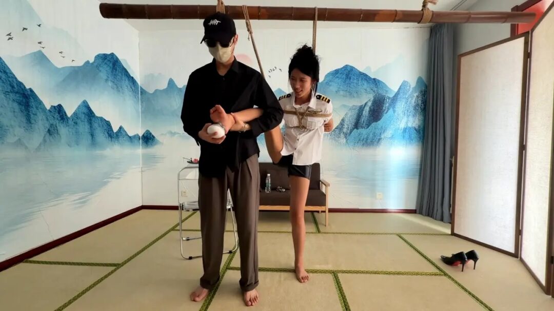 小姑娘单腿吊,驷马，大闸蟹三种不同姿势被缚同时捞脚心-3