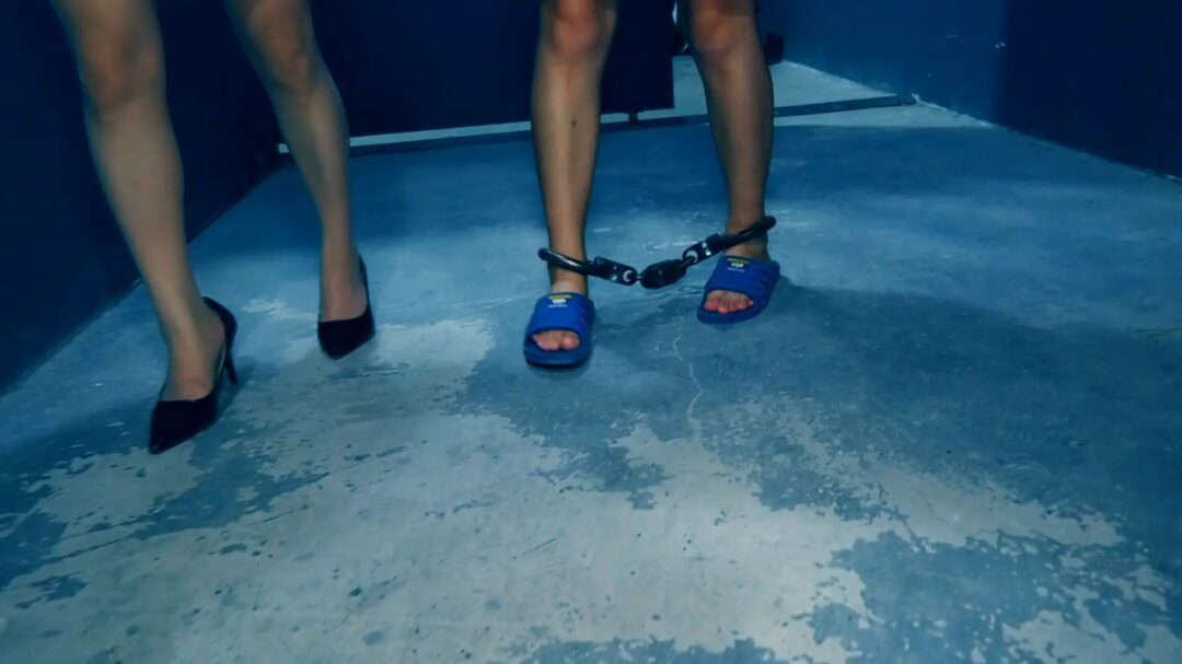 《新模萍萍女囚体验》 新模萍萍对女囚很感兴趣于是体验了一把女死囚，被镣铐关押砸砝码死镣和上绞刑架-2
