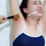 《老师的加课训练》舞蹈老师为了训练好学生的体型也真的是煞费苦心了！平常体态不达标的学生被老师固定一字马开腿训练器上惩罚训练！既达到了惩罚的效果又帮助训练到柔韧度！
