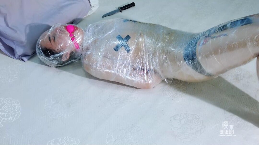 《风云》女之间解决私人恩怨看谁胜谁负！被惨烈审讯的女逃脱后进行入室反击对审讯折磨她的人实施猛烈的报复！被扒光被保鲜膜包成了一个木乃伊！-2