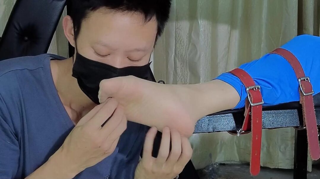《作弊的下场》女学生考试作弊被老师抓住必须得狠狠的惩罚一番才行！固定在开腿刑椅上 一番输出只能乖乖认错求饶！狂挠裤里肉丝小脚和裸露腋下笑到喘不上气来！-2