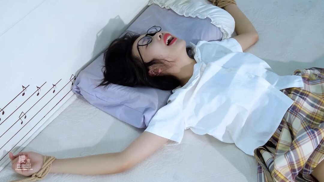 《叛逆的小妹》暑假已经过去半个月叛逆的小妹缨子依旧天天玩手机不看书写作业!姐姐气愤的用衣服架子一顿毒打后将她大字捆绑疯狂挠痒惩罚-3 《叛逆的小妹》暑假已经过去半个月叛逆的小妹缨子依旧天天玩手机不看书写作业!姐姐气愤的用衣服架子一顿毒打后将她大字捆绑疯狂挠痒惩罚-3