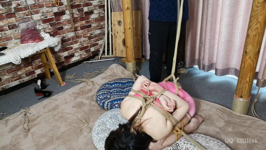 杨蕊 粉色抹胸裙 膝盖跪地吊 折起来的大长腿-8