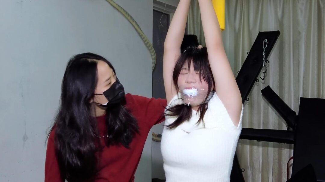 《富家千金》富家千金白富美被盯上下手到偏远仓库捆绑单脚吊起好好玩弄羞辱一番后逼迫她叫家人拿钱！白袜堵嘴狠狠的鞭打挠痒折磨！-2