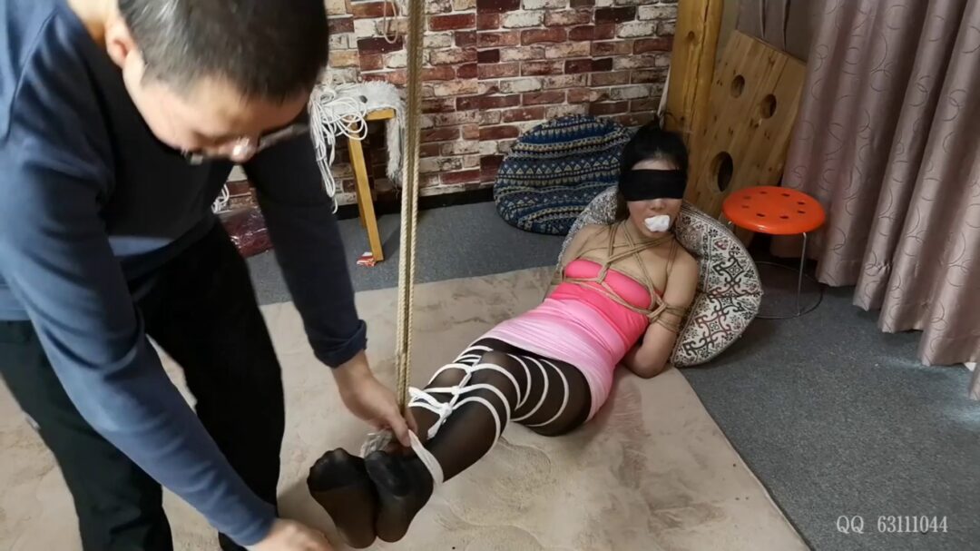 南晴粉嫩的唇钉美少女 日式紧缚 吊腿挠痒-7