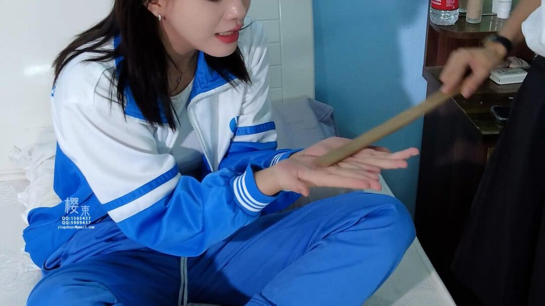 《老师的的重罚》周末老师来家中给学生补课谁知学生居然敢顶嘴那不得狠狠的教训一番才行！居然还敢在校服里穿丝袜必须戒尺狠狠打一顿！-2