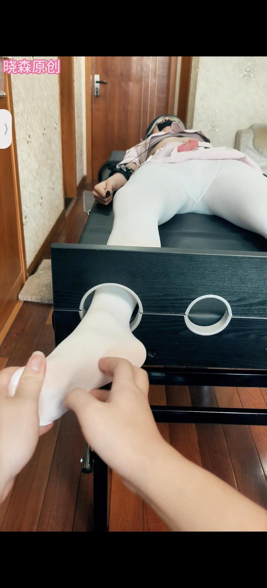 晓森妹妹粉色学生装塞着体验刑床tk-1
