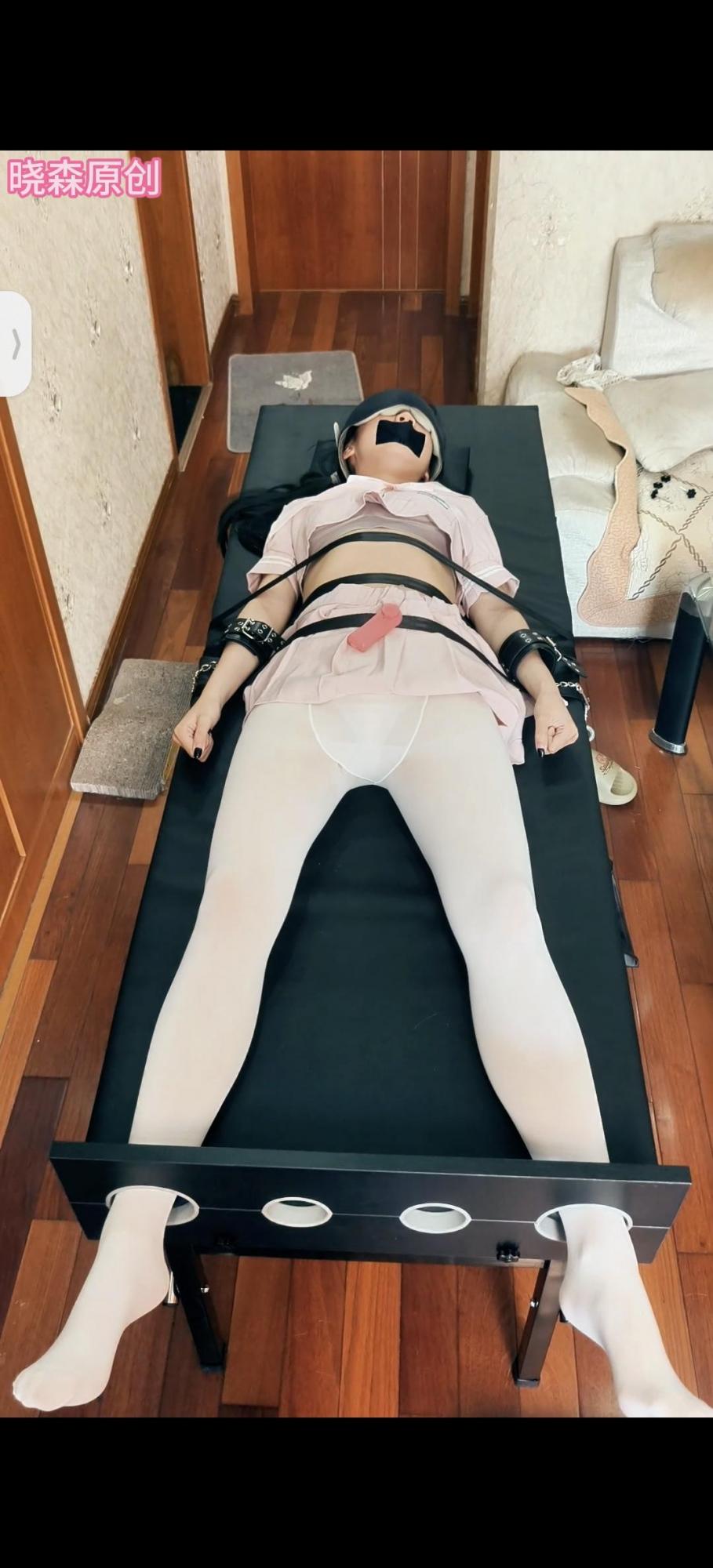 晓森妹妹粉色学生装塞着体验刑床tk-3