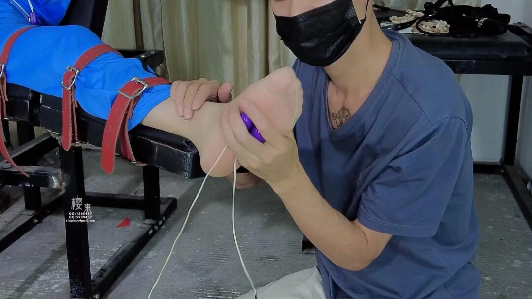 《作弊的下场》女学生考试作弊被老师抓住必须得狠狠的惩罚一番才行！固定在开腿刑椅上 一番输出只能乖乖认错求饶！狂挠裤里肉丝小脚和裸露腋下笑到喘不上气来！-4