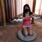 杨蕊 粉色抹胸裙 膝盖跪地吊 折起来的大长腿
