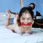 《闺蜜的小心思》将闺蜜捆绑固定挠痒刺激释放压力！带骨头口球堵嘴口水拉丝！固定驷马架上折磨一番后就扬长而去任由她挣扎喊叫...