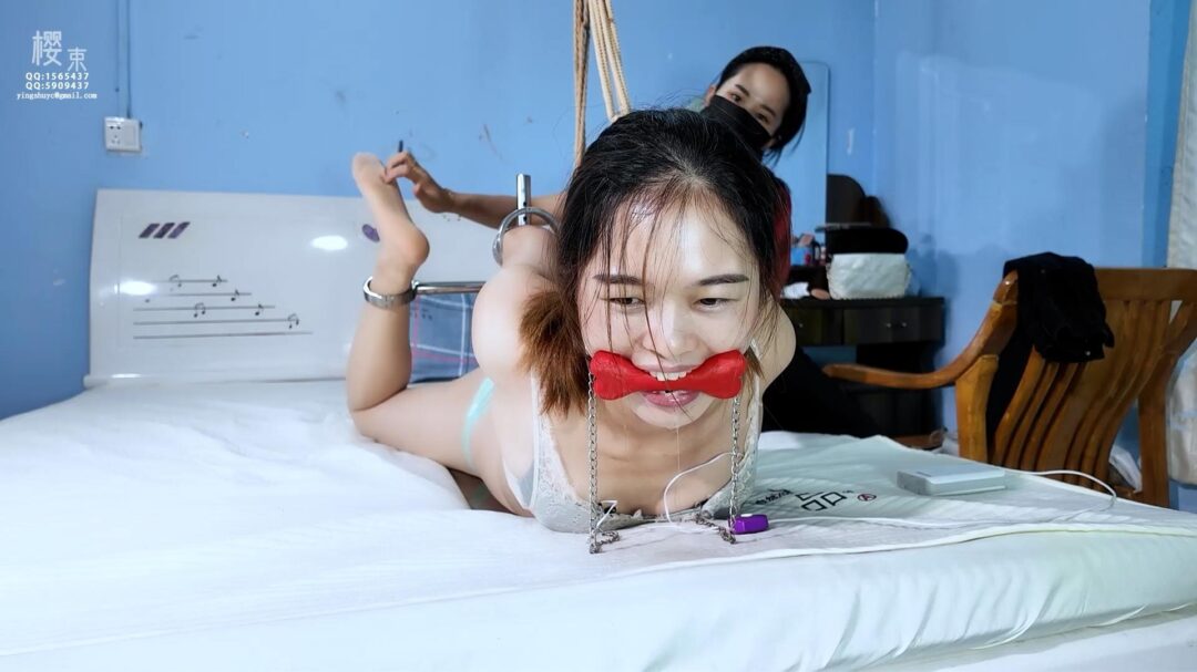 《闺蜜的小心思》将闺蜜捆绑固定挠痒刺激释放压力！带骨头口球堵嘴口水拉丝！固定驷马架上折磨一番后就扬长而去任由她挣扎喊叫...-1