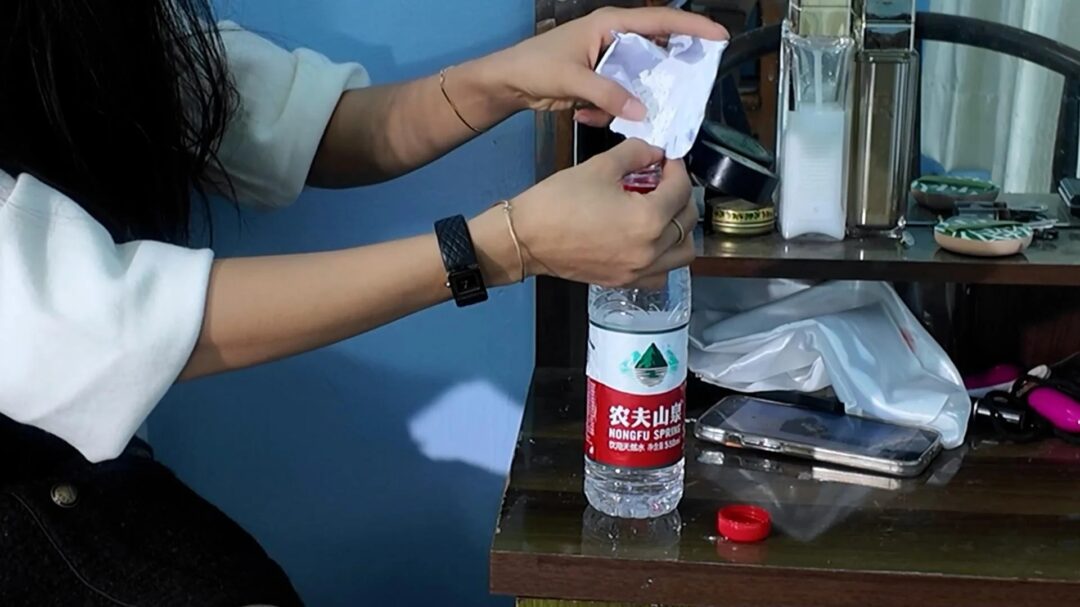 《正妻抓小三》正妻发现老公居然有小三气愤的将她骗到家中给小三一个下马威！驷马紧紧绑起疼的她嗷嗷叫！皮鞭抽打屁股踩脸闻臭脚！口球开口器折磨！强迫闻自己的臭鞋子！-3