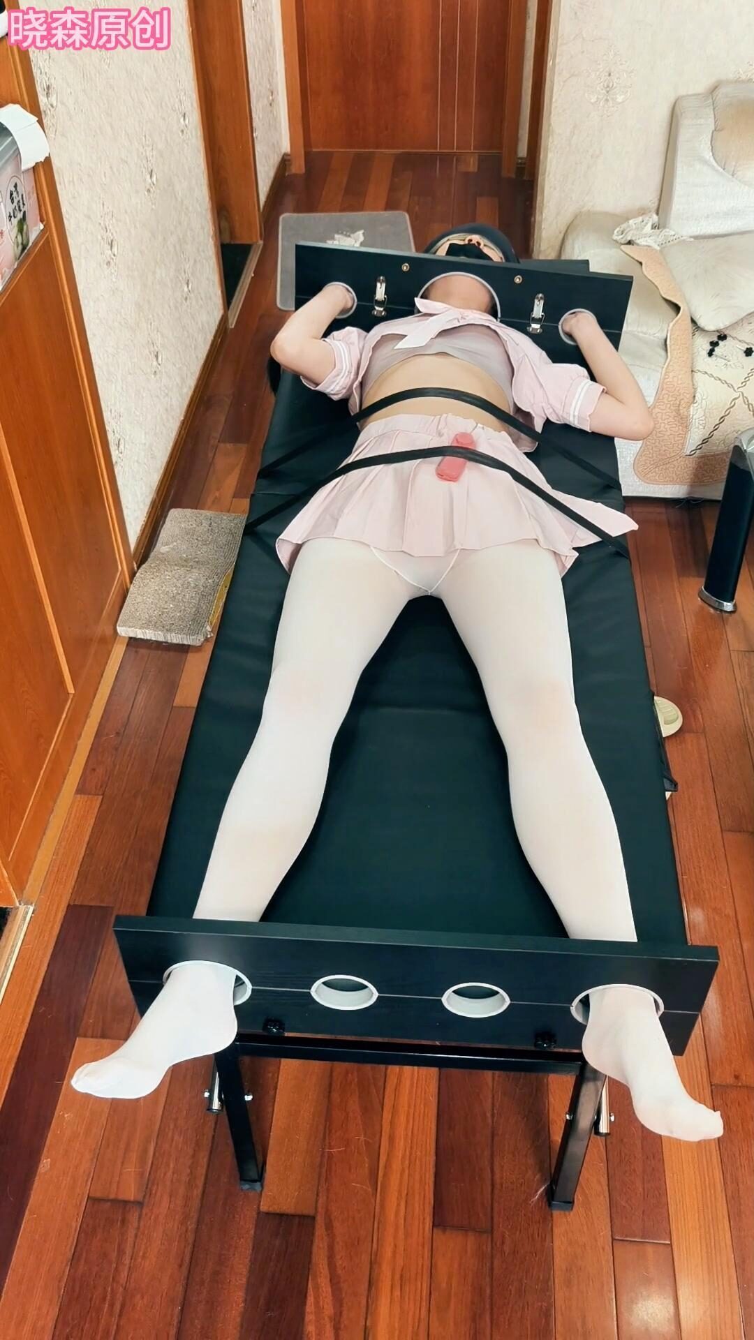 晓森妹妹粉色学生装塞着体验刑床tk-5