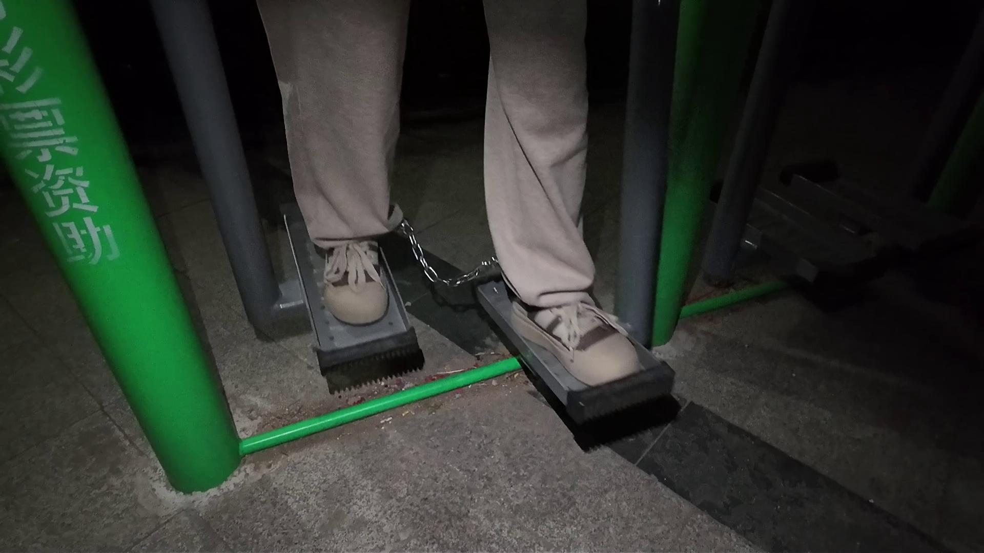 青柠在外面自己带上脚铐，行走的限制，走一会就受不了想回家了-4