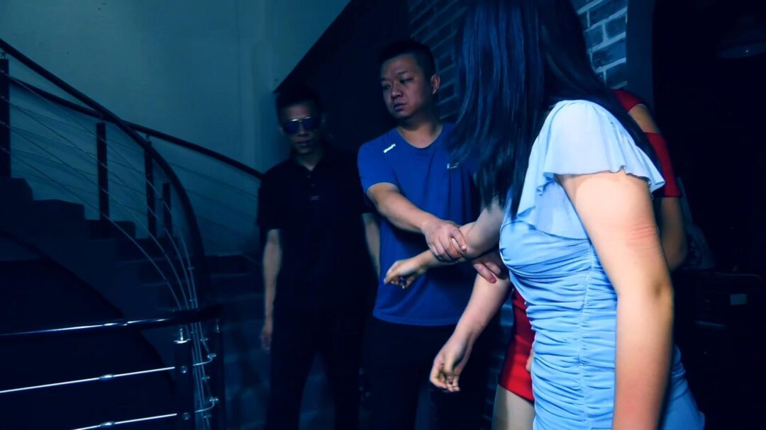 定拍转公映《绝境面试，血色圈套 》 上集 两个女大学生面试绳艺模特误入 被囚禁在地牢中-11